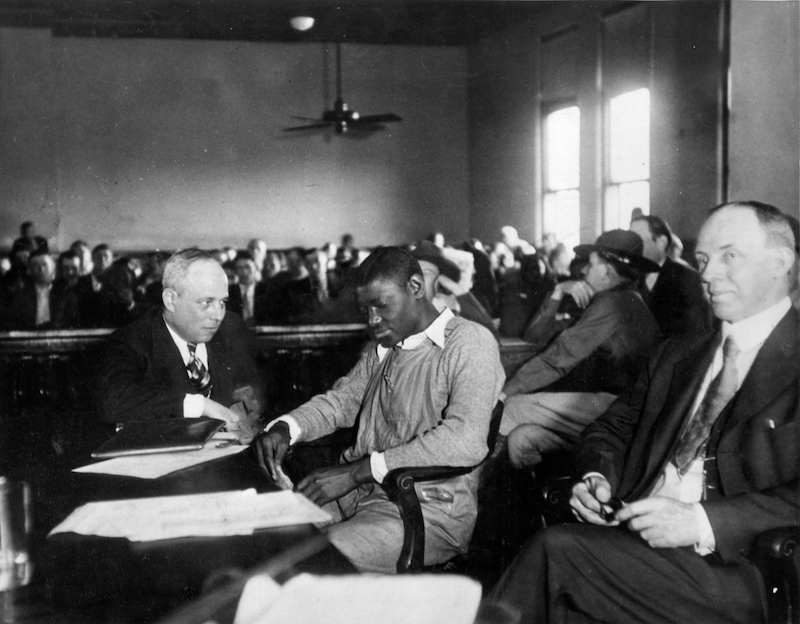 Bilde av den tiltalte i Scottsboro-saken i rettsalen.