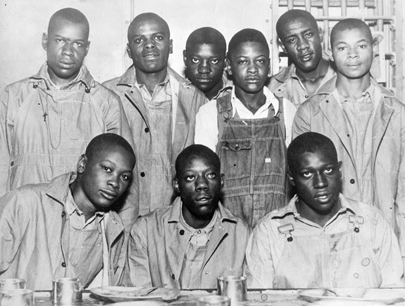 Bilde av de tiltalte i saken, omtalt som "Scottsboro-gjengen".
