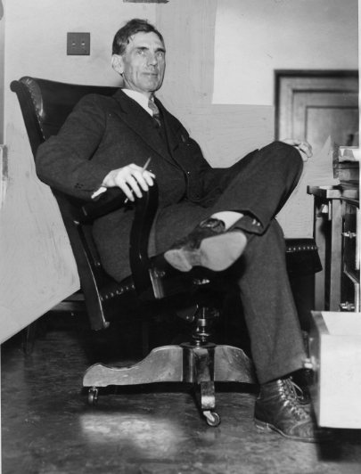 Dommer James Edward Horton på sitt kontor.