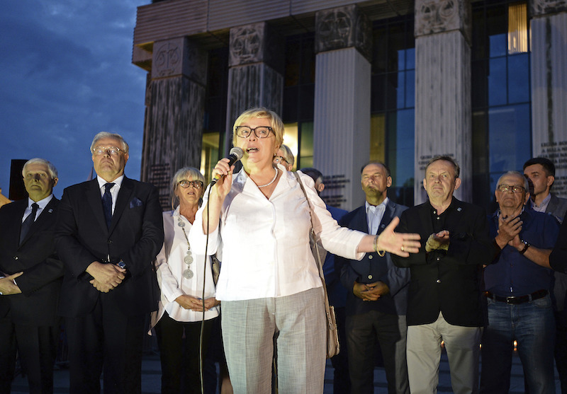 Małgorzata Gersdorf omringet av andre dommere, under en protest-demonstrasjon i Warszawa 24. juli 2017.