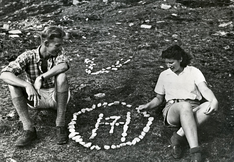 Bilde av Haakon 7 symbolet laget av steiner
