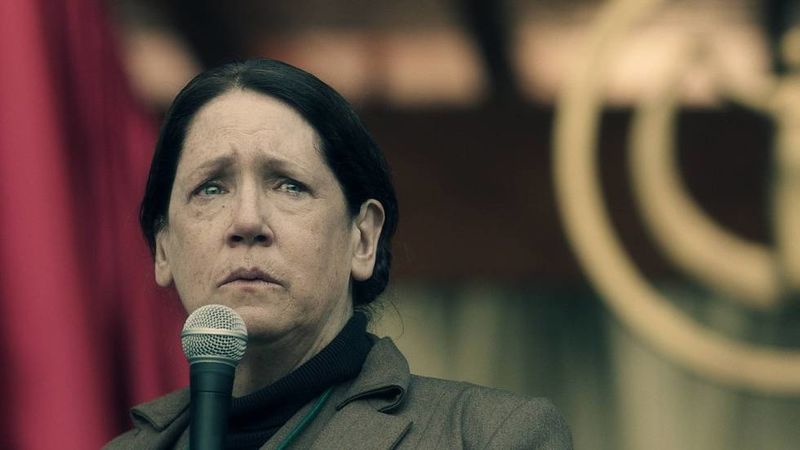 Bilde av "Tante Lydia" fra serien "The Handmaid's Tale".