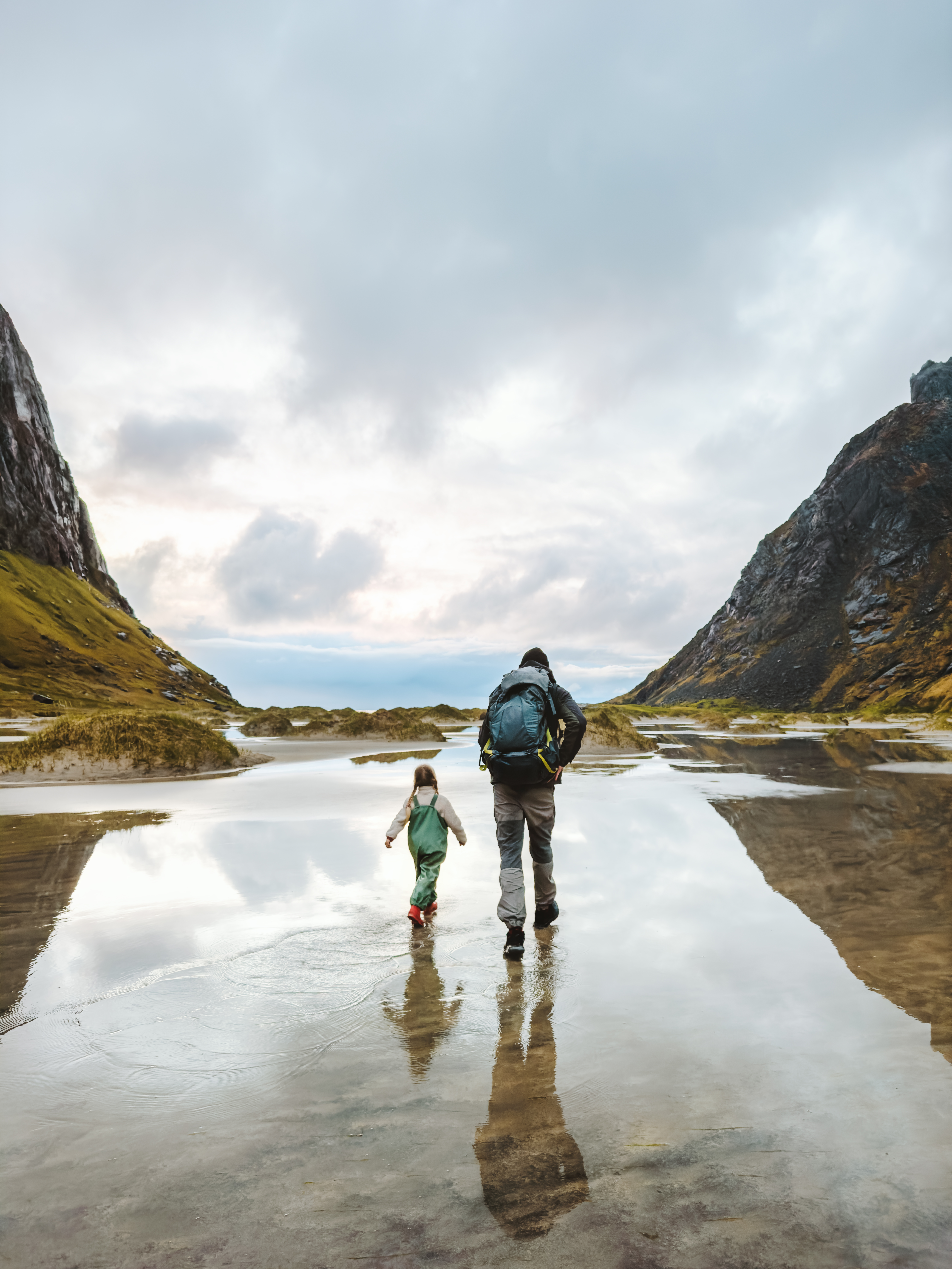 Far og datter på tur i norsk landskap 