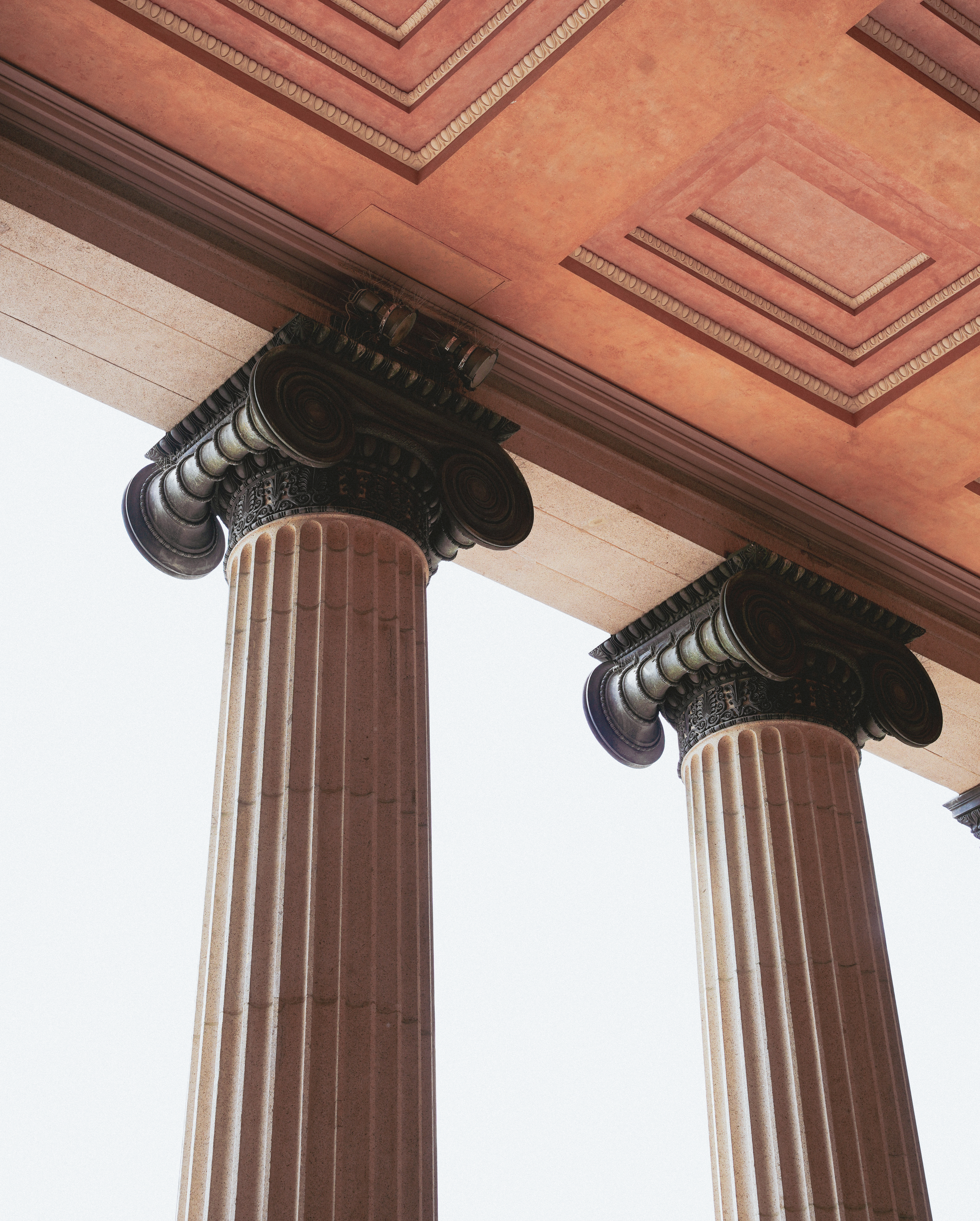 Bilde av søyler på et eldre bygg