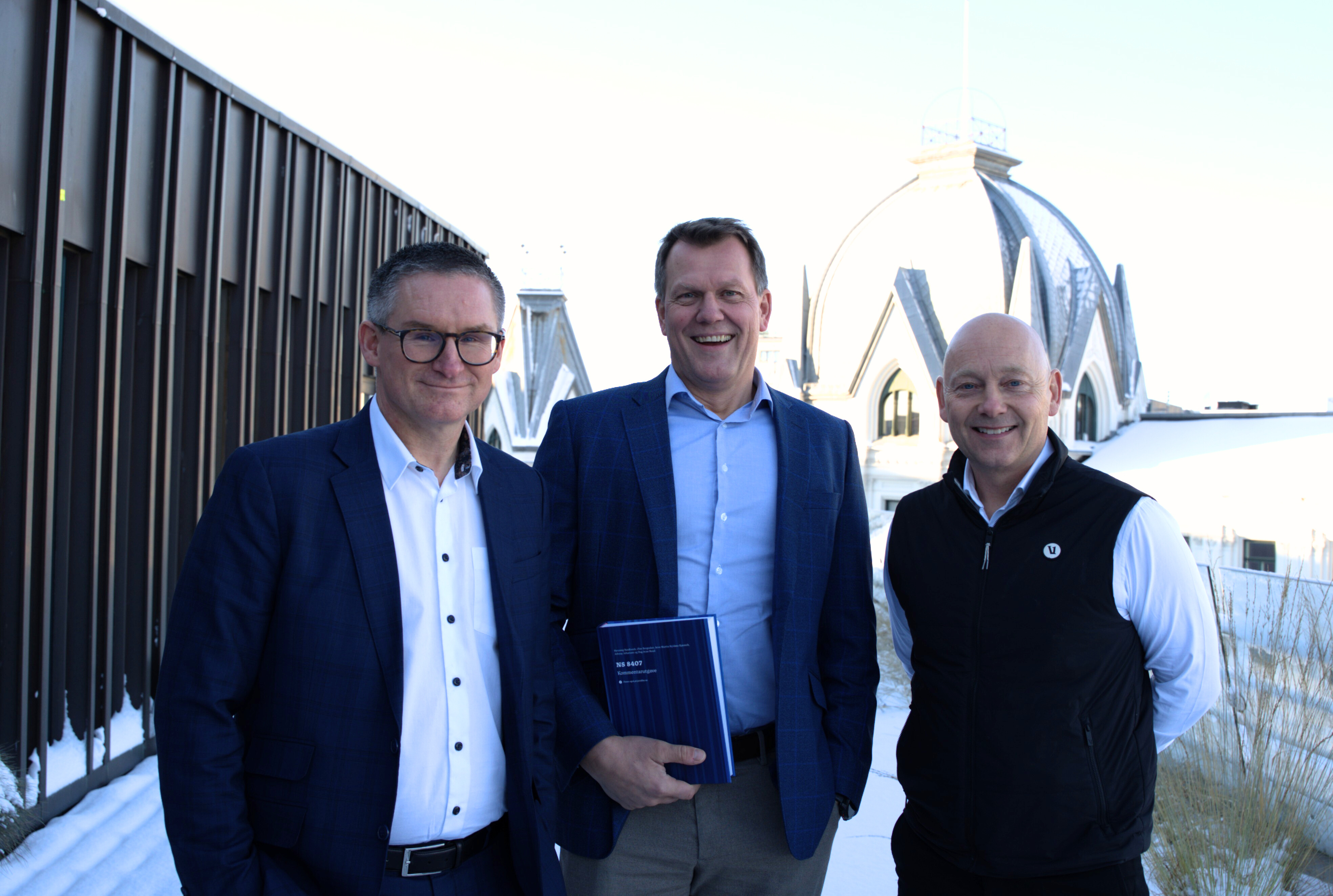 Bilde av tre forfattere av NS 8407