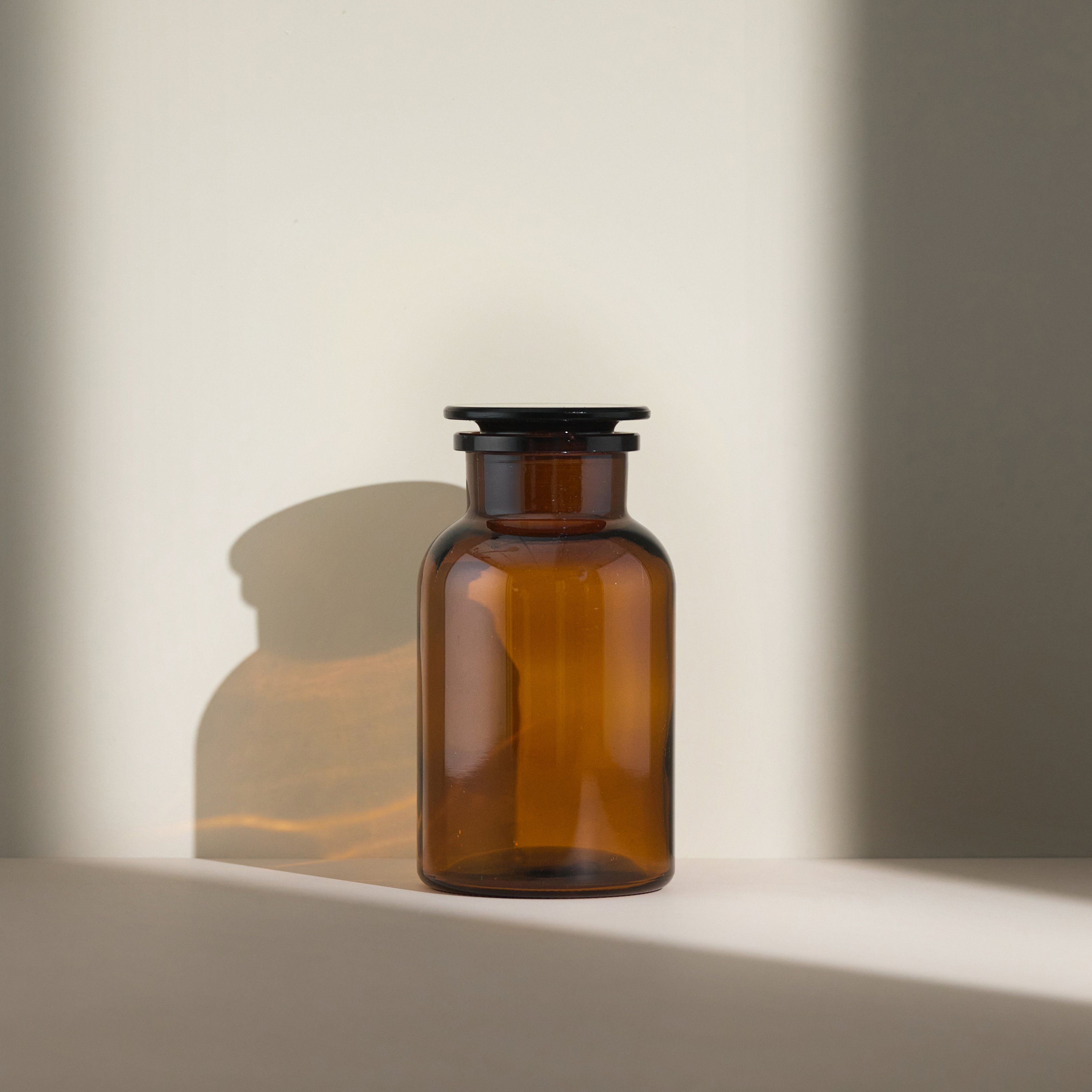 https://media.crystallize.com/kuishi-zco/23/8/31/18/@3200/amber-apothecary-jar-100ml.jpeg