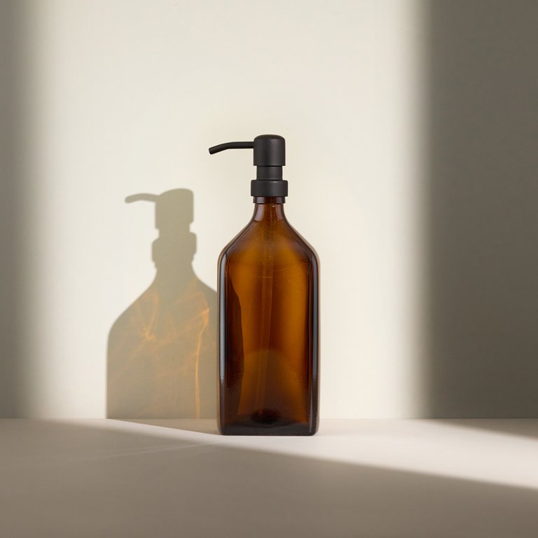 Botella rectangular ambar y bomba de acero
