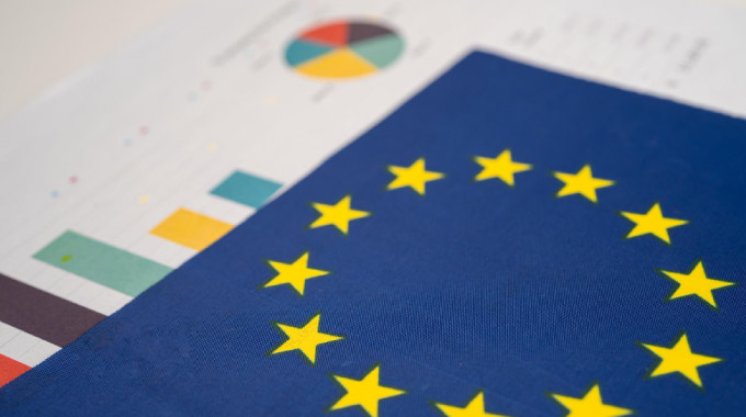 Directive européenne sur l'efficacité énergétique illustrée par un drapeau européen et des graphiques