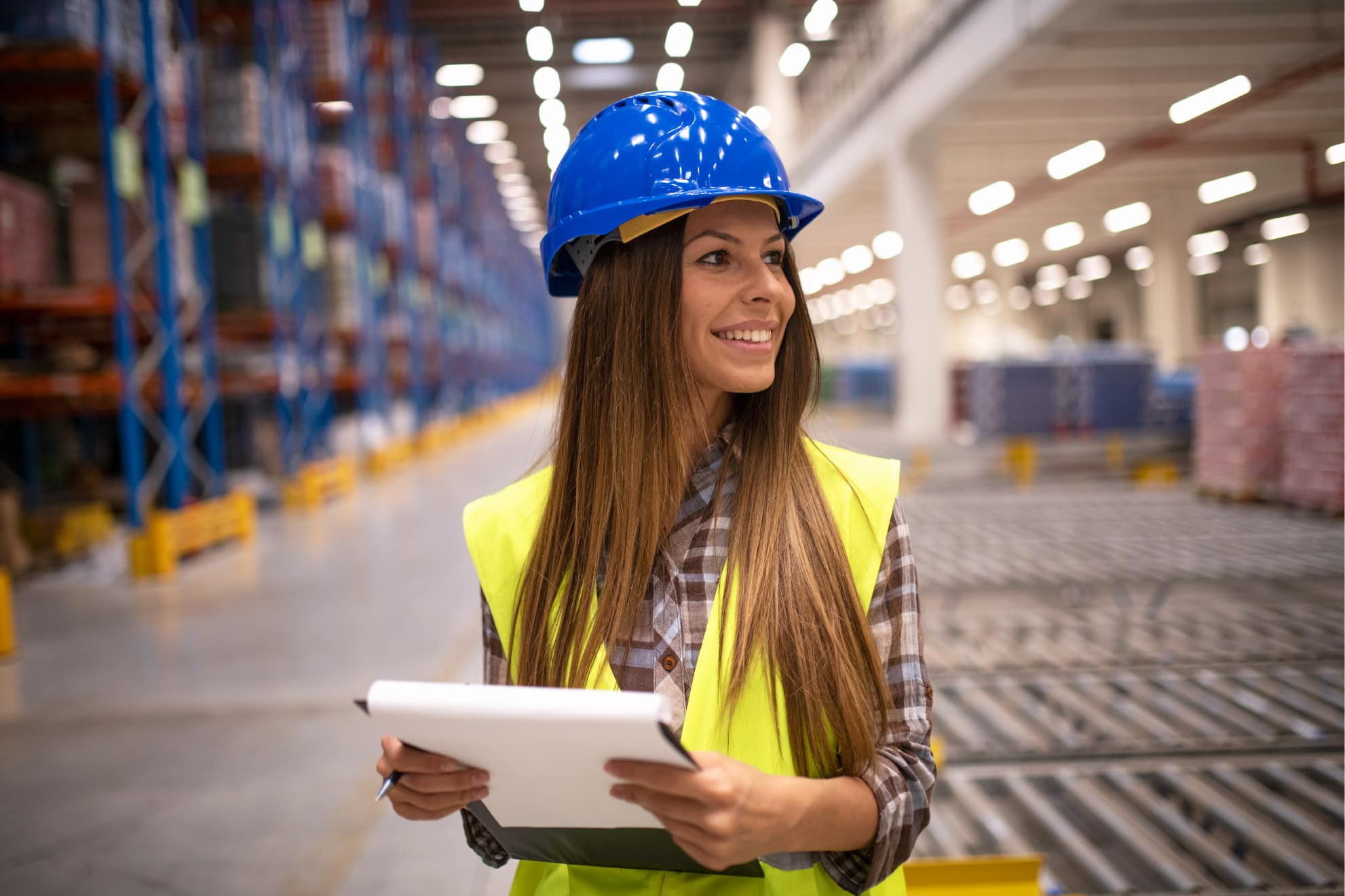Personne dans une usine avec un document
