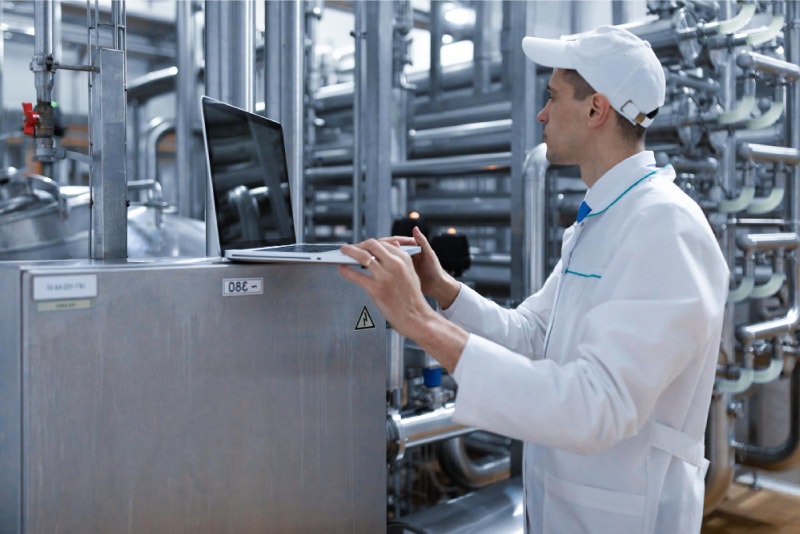 Personne effectuant des contrôles sur une installation industrielle