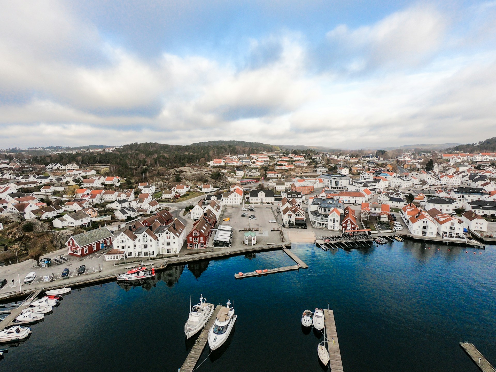 Bilde av Lillesand havn sett fra luften