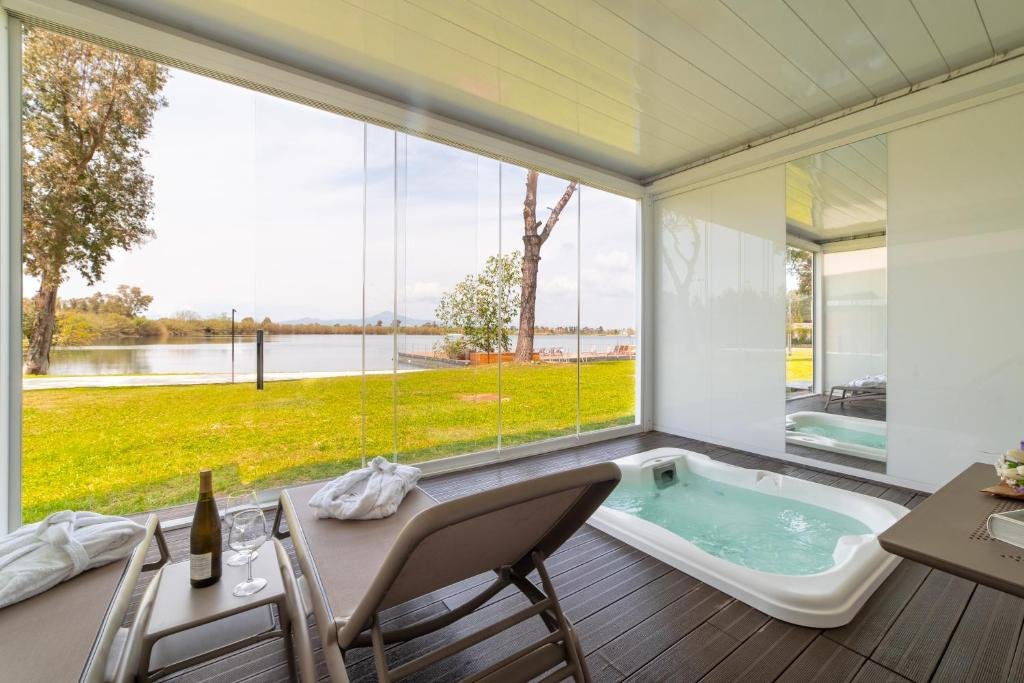 Camera con Jacuzzi Vista Lago (Lake View Suite)
