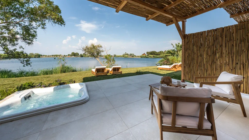 Villa with Lake View Jacuzzi