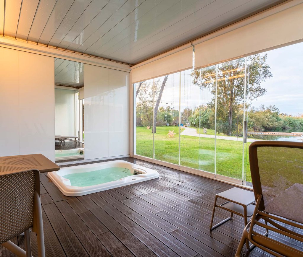 Camera con Jacuzzi Vista Lago (Lake View Suite)