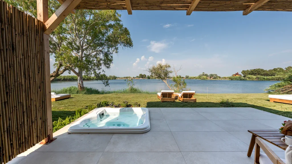 Villa with Lake View Jacuzzi