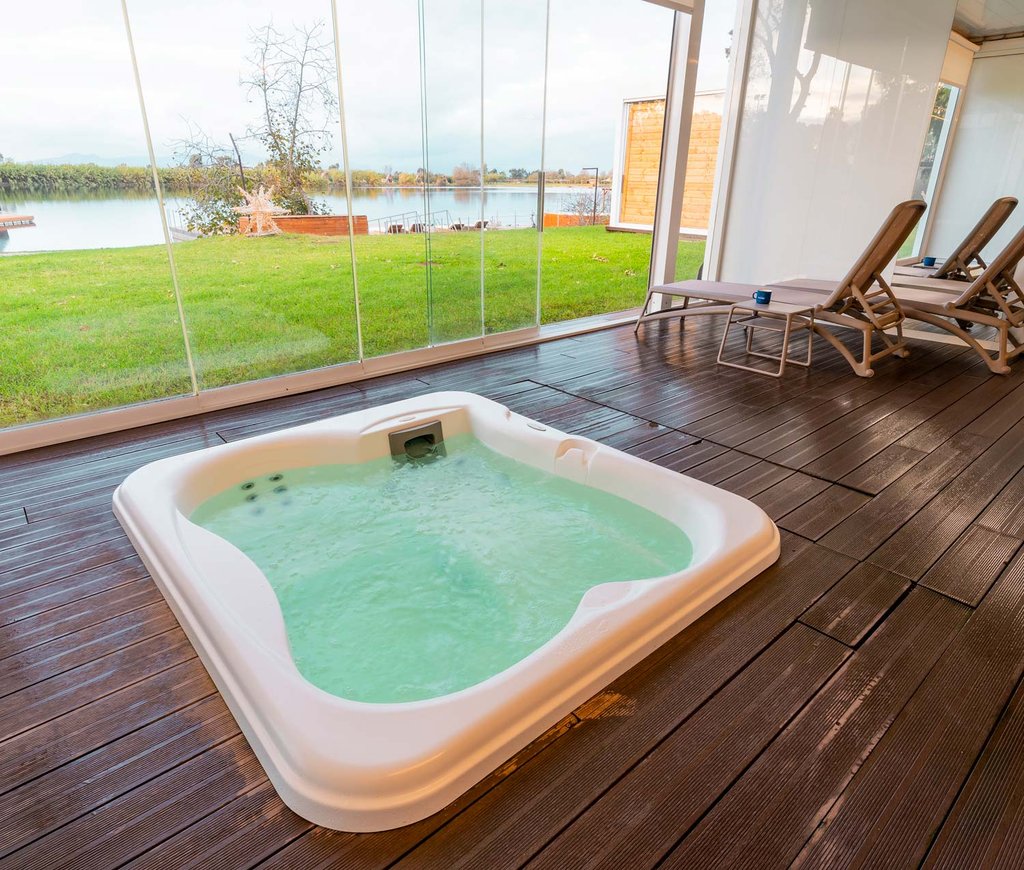 Camera con Jacuzzi Vista Lago (Lake View Suite)