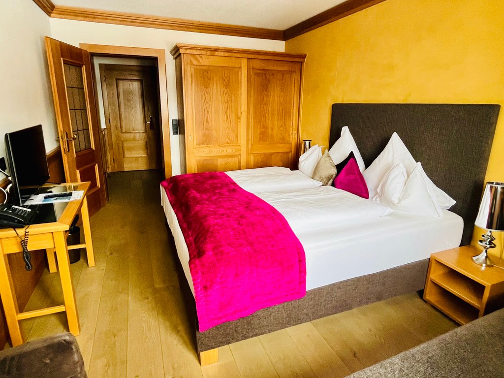 Single Room Gold