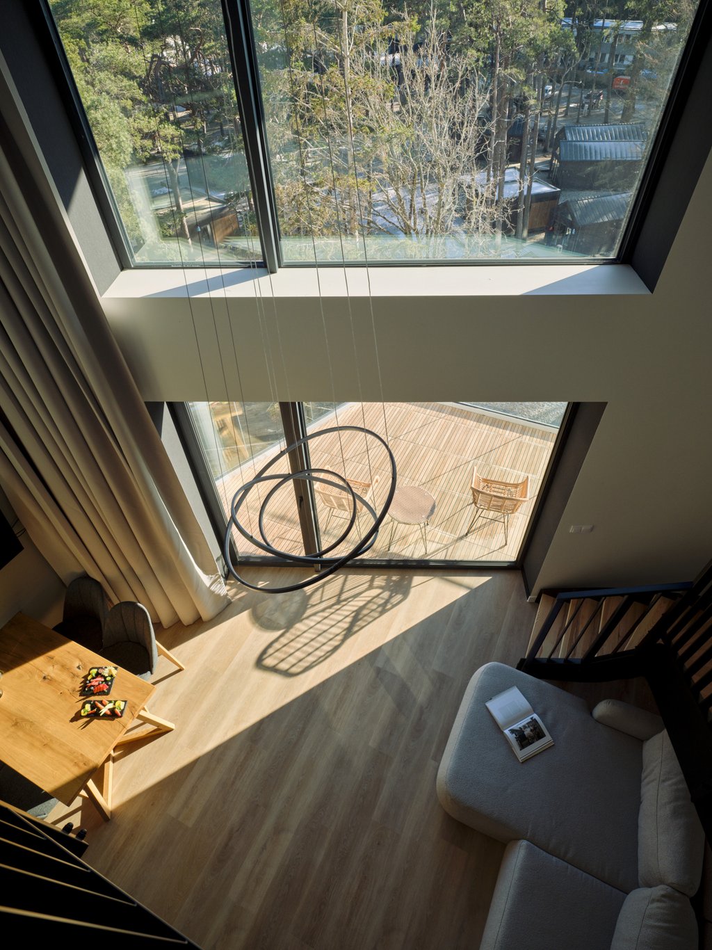 Apartament z antresolą z widokiem na ogród i las (Mezzanine Apartment with Garden and Forest View)