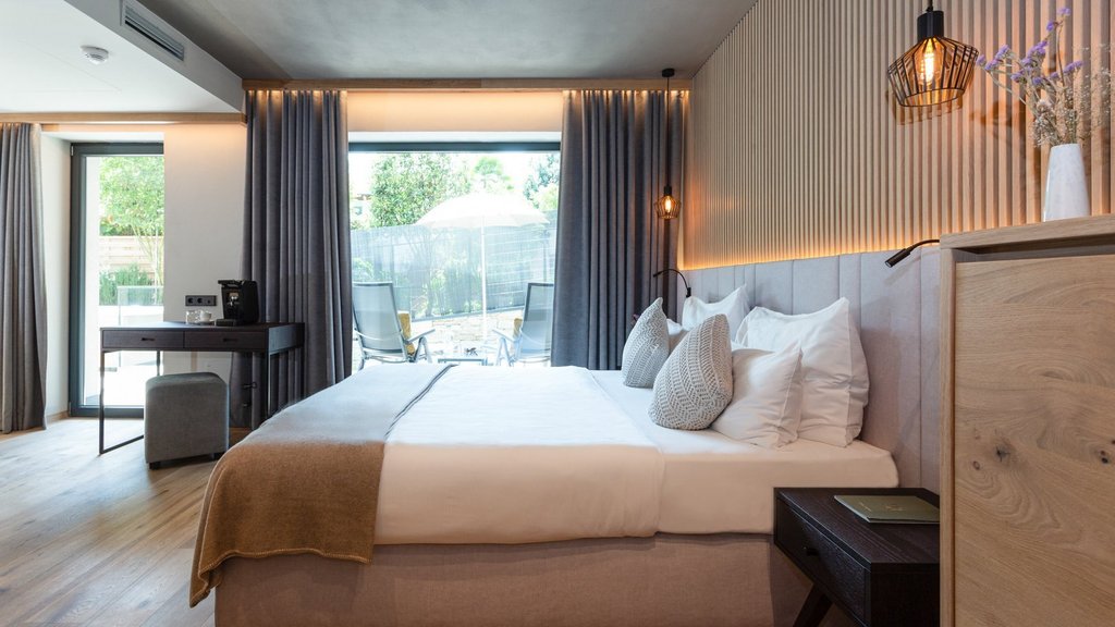 Comfort Suite, 1 King Bed, Patio, Garden View