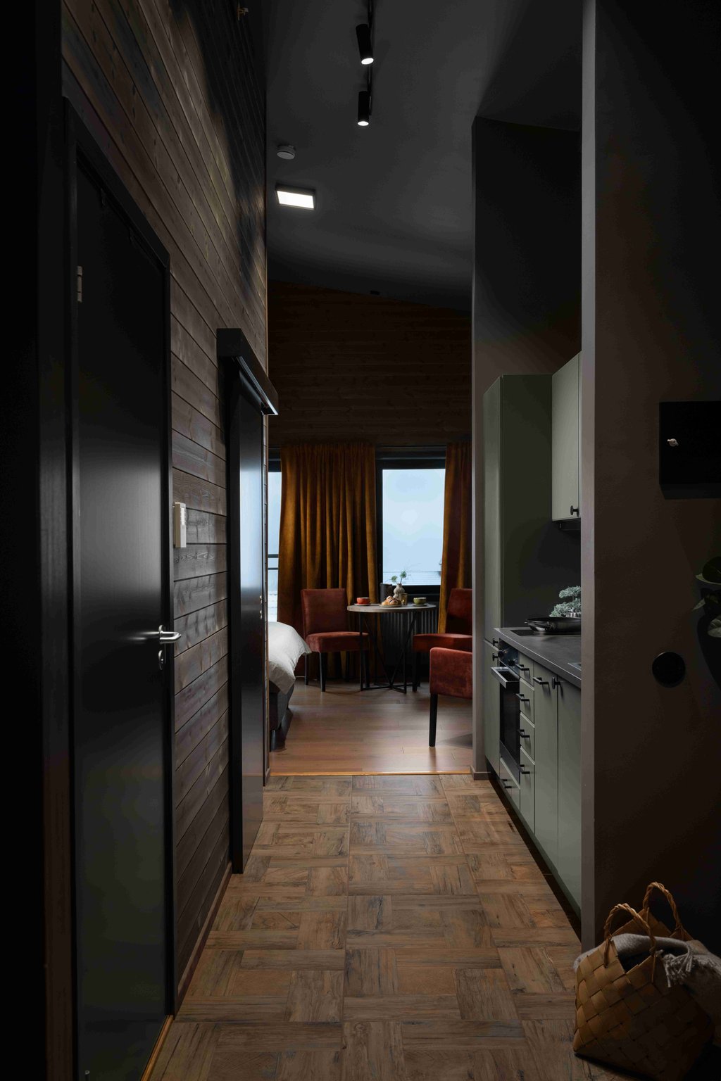 One-Bedroom Apartment with Alcove