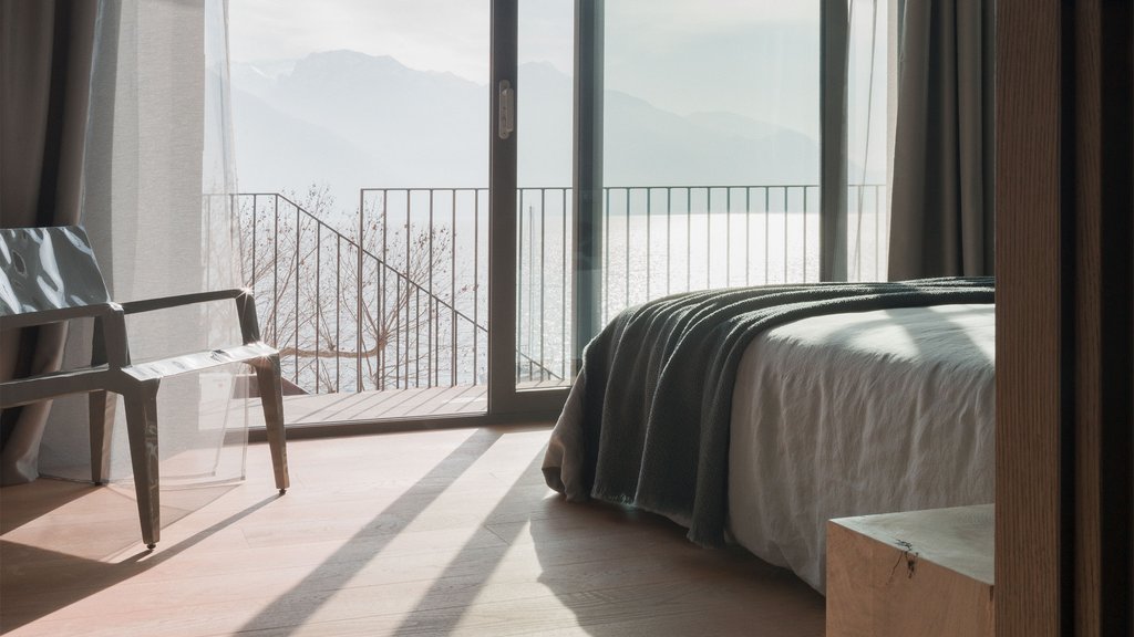 Single room with courtyard view