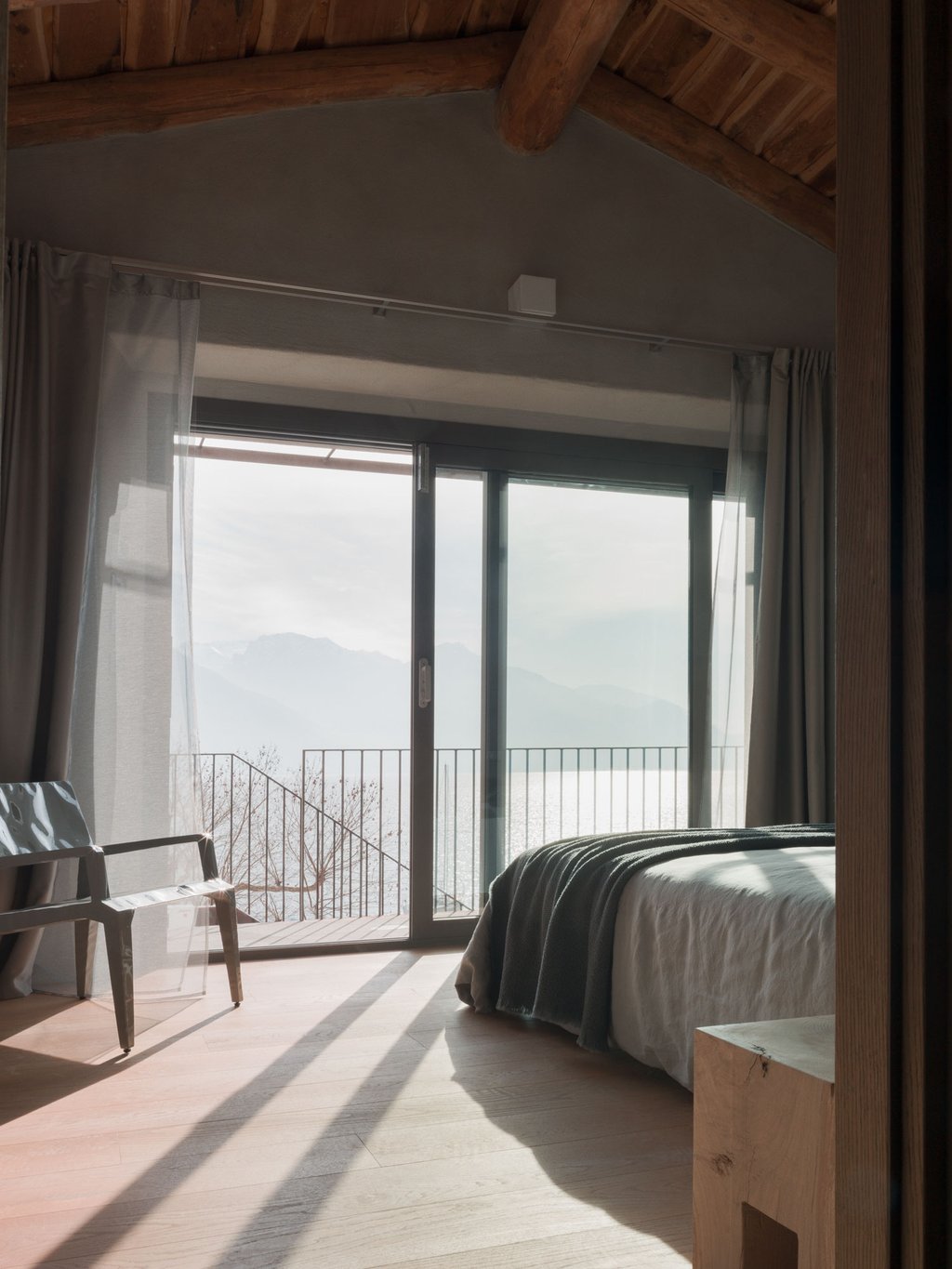 Panoramic room lake and court