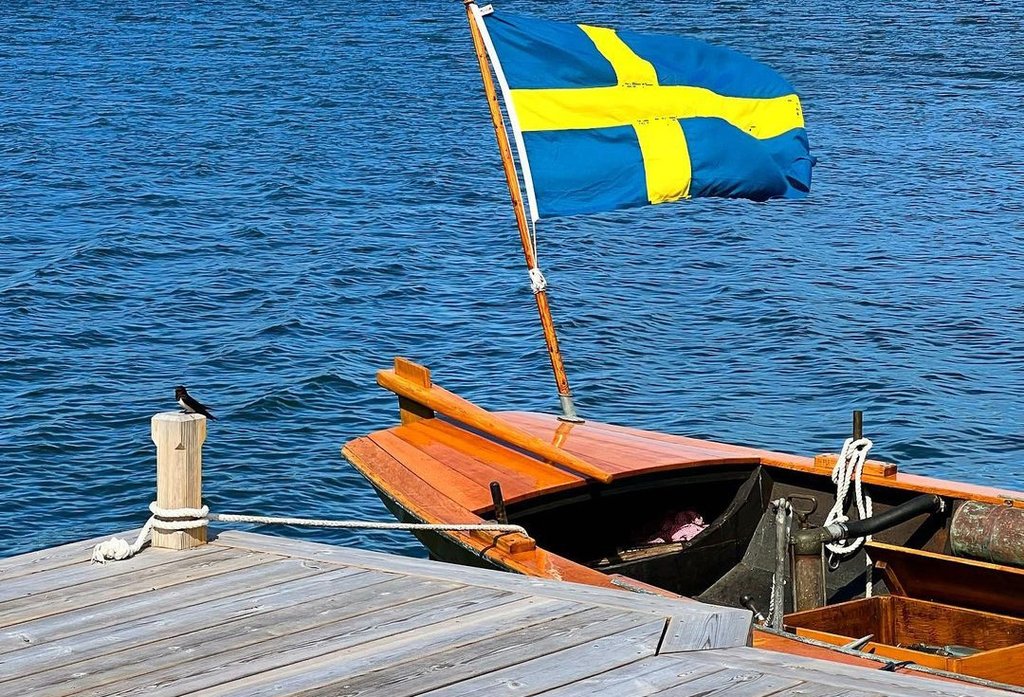 Träbåt svensk flagga