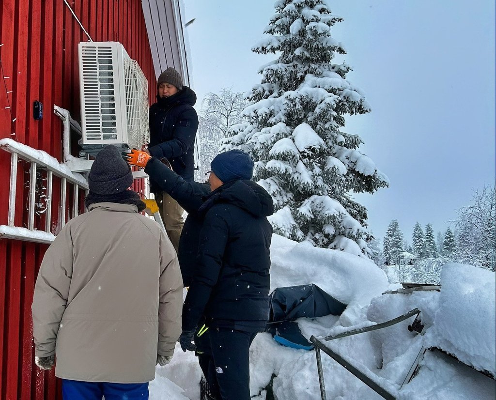 Montering av en Mitsubishi Electric värmpump med märkningen Made for Scandniavia utomhus i vintrig och snötäckt miljö. 