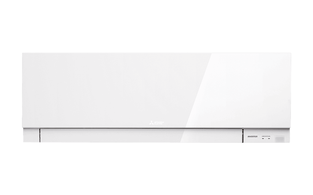 En vit luft-luftvärmepump från Mitsubishi Electric med en minimalistisk och modern design. Denna modell är märkt med "KIRIGAMINE ZEN" och är känd för sin energieffektivitet och tysta drift.