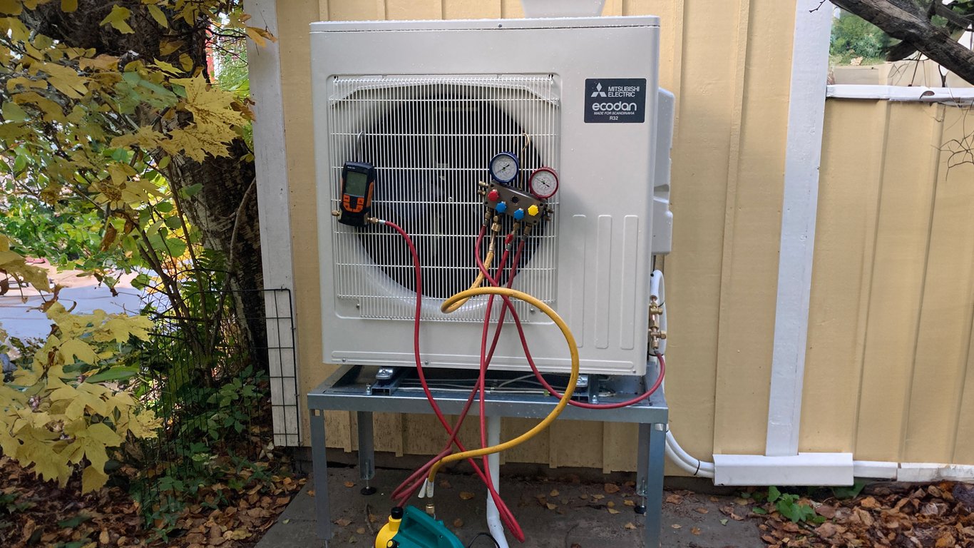 Installation av Mitsubishi Electric Ecodan luftvärmepump med köldmedium – vad gäller kring PFAS och framtida regler?