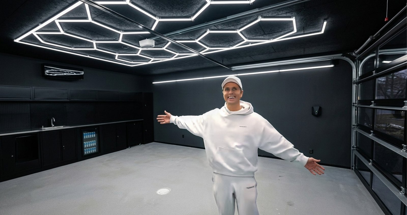 Jon Olsson i det nybyggda garaget i Nacka.