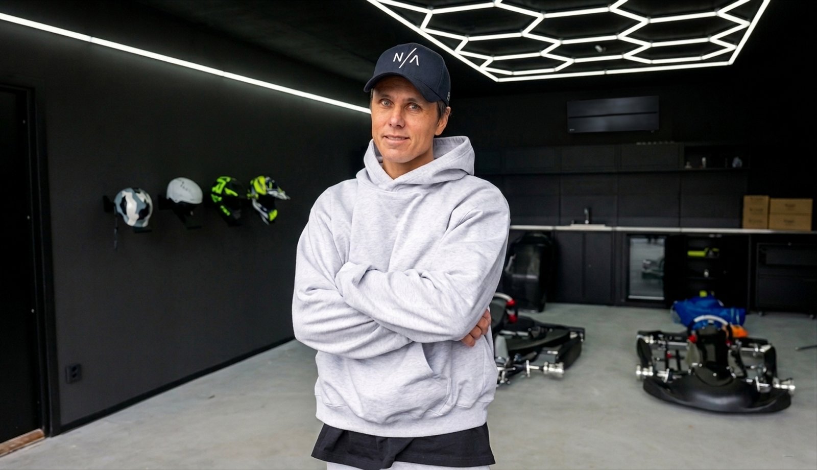 Jon Olsson i garaget med go-karts i bakgrunden.