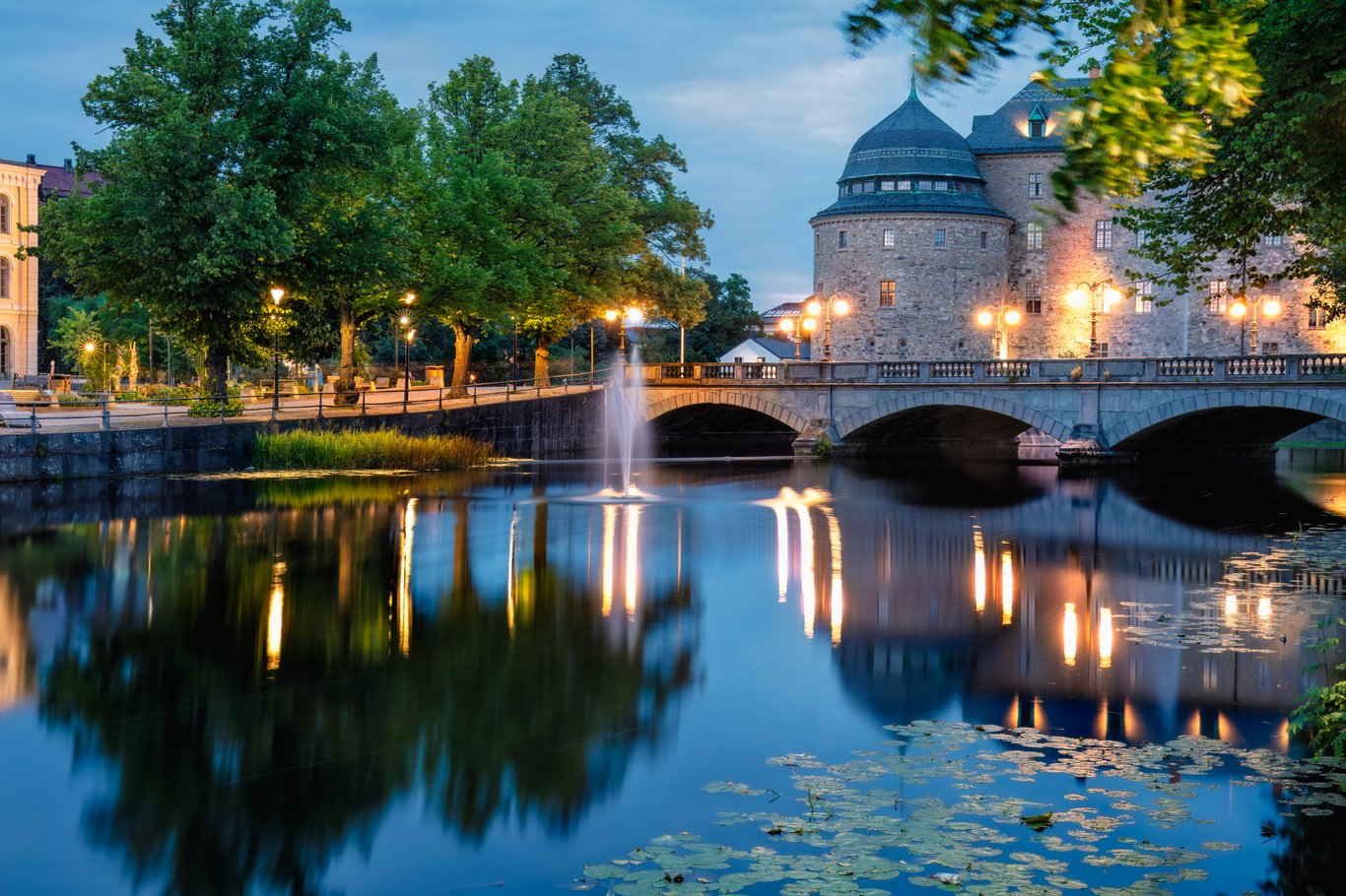 Kvällsvy över Örebro slott.