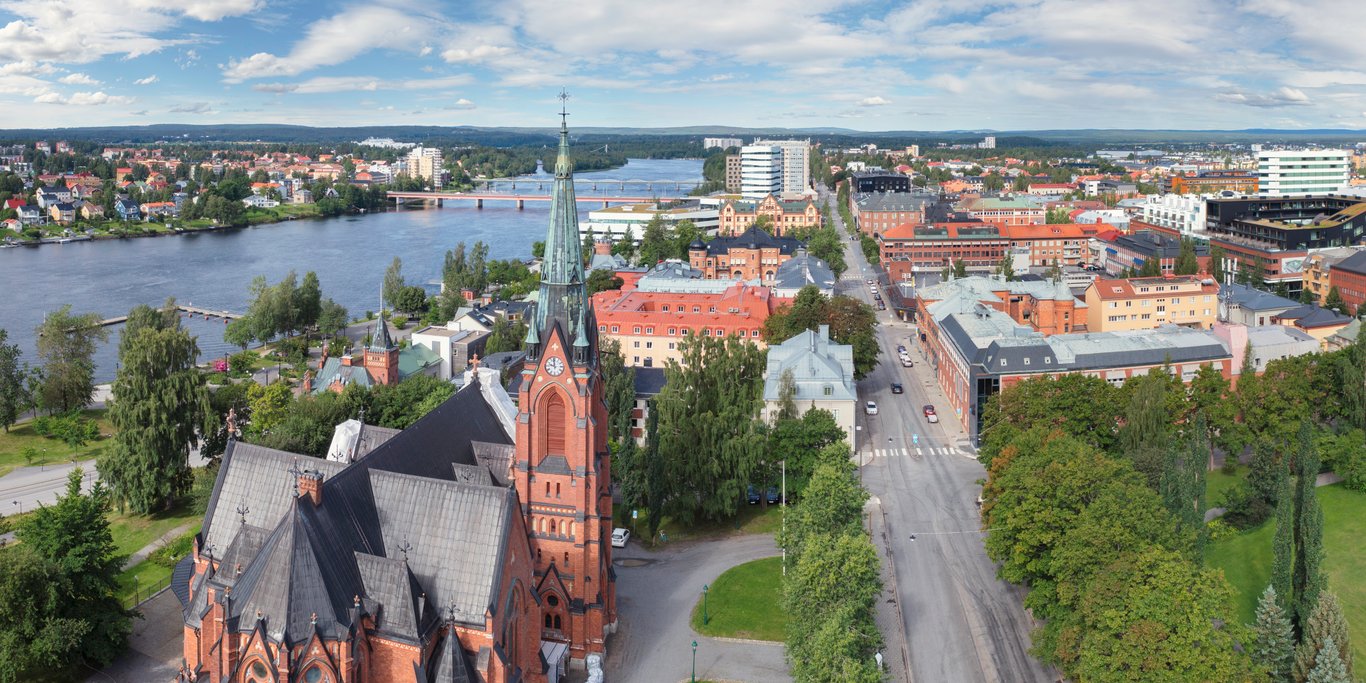 Umeå med kyrkan Umeå stad i förgrunden.