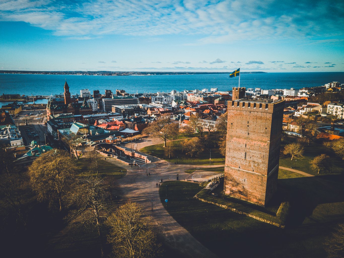 Vy utöver sundet med Kärnan till höger, Helsingborg.