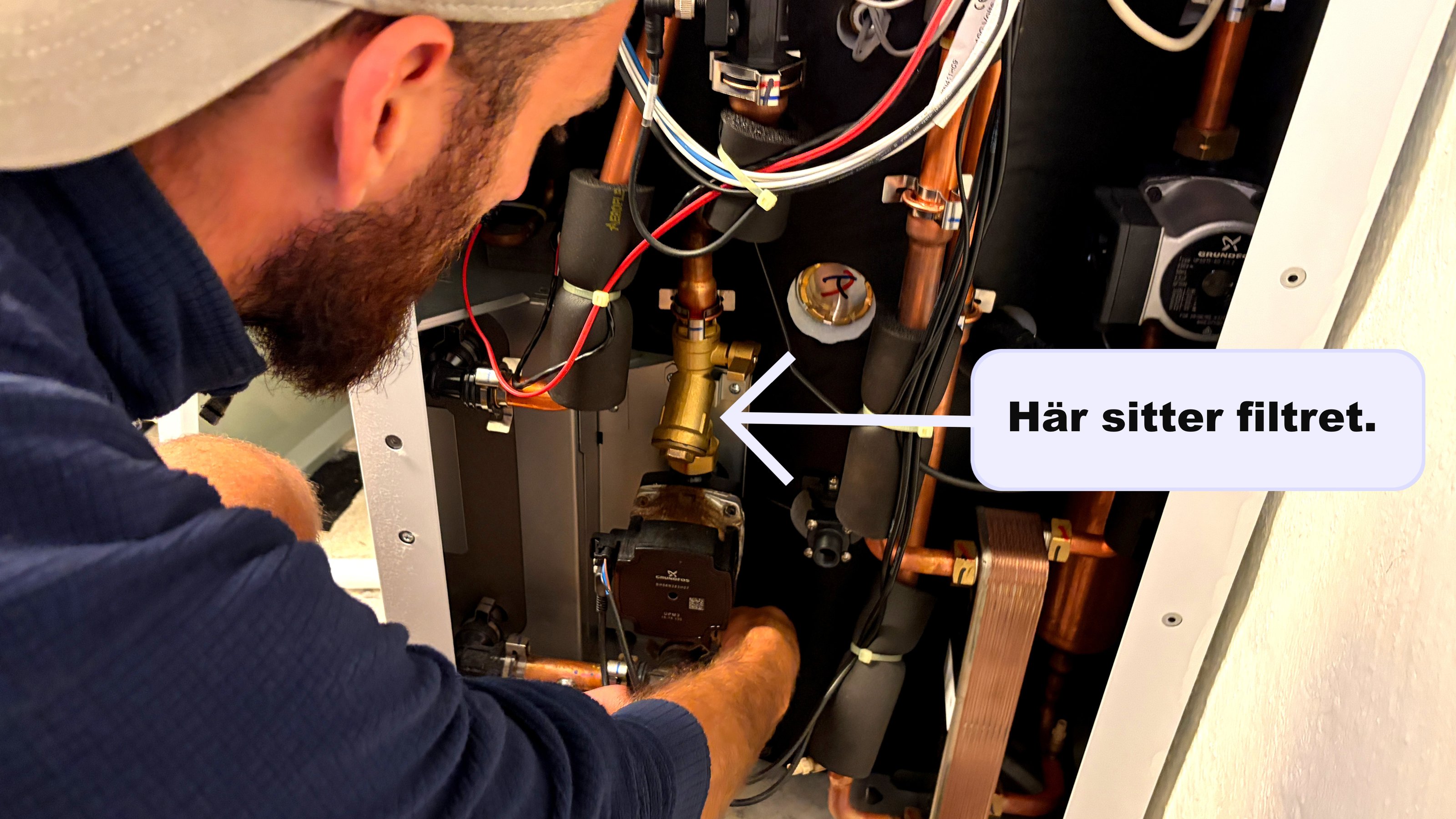 Tekniker undersöker insidan på en Ecodan inomhusdel.