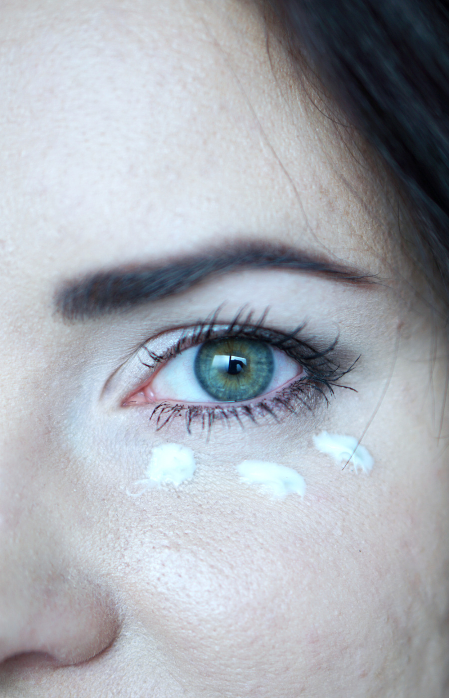 Pielęgnacja skóry wokół oczu - co zrobić, by oczy nie zdradzały błędów w pielęgnacji, nieprzespanych nocy oraz wieku?