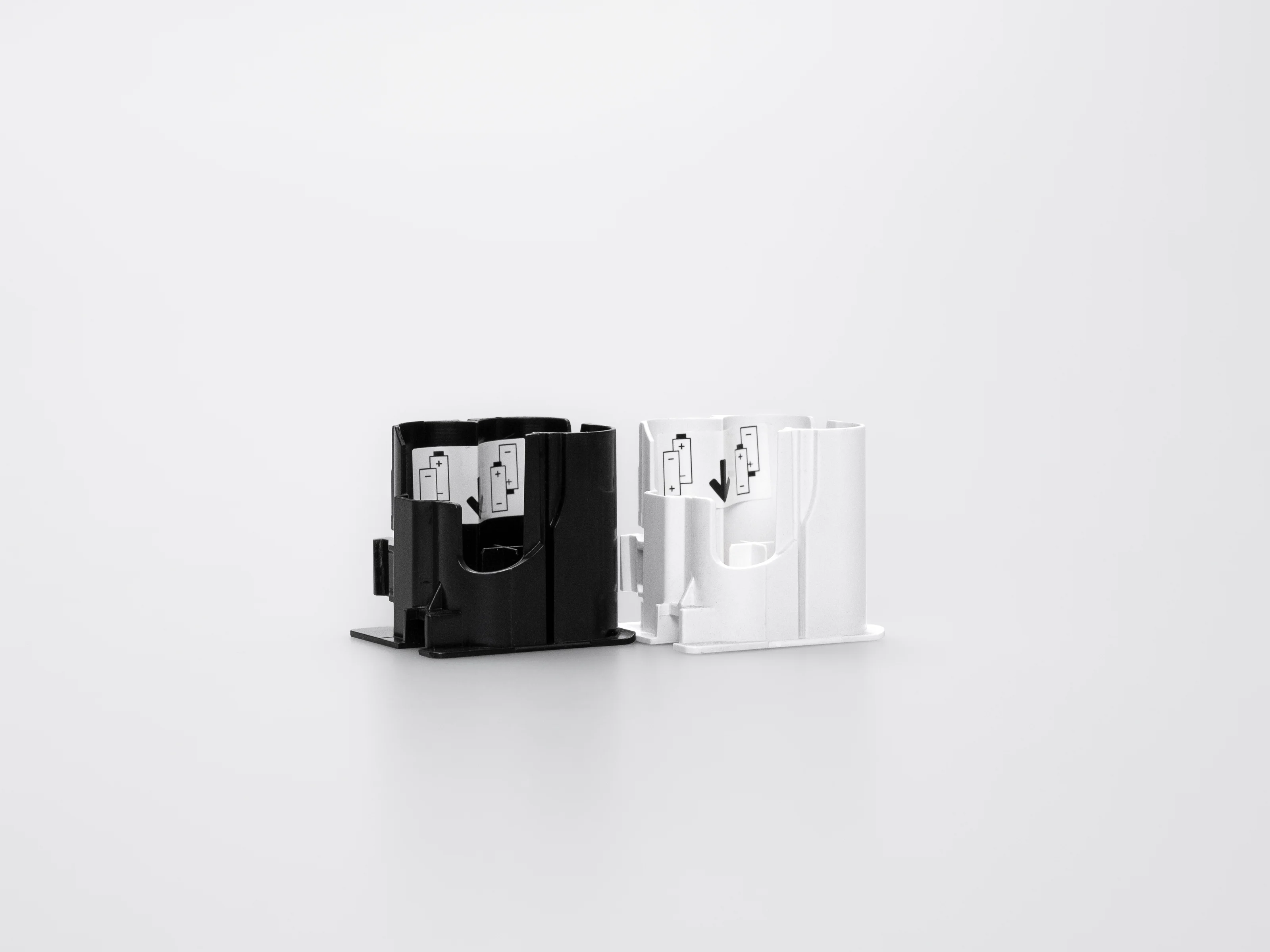 Vani batteria bianco e nero per lo Smart Lock, affiancati con simboli della batteria visibili.