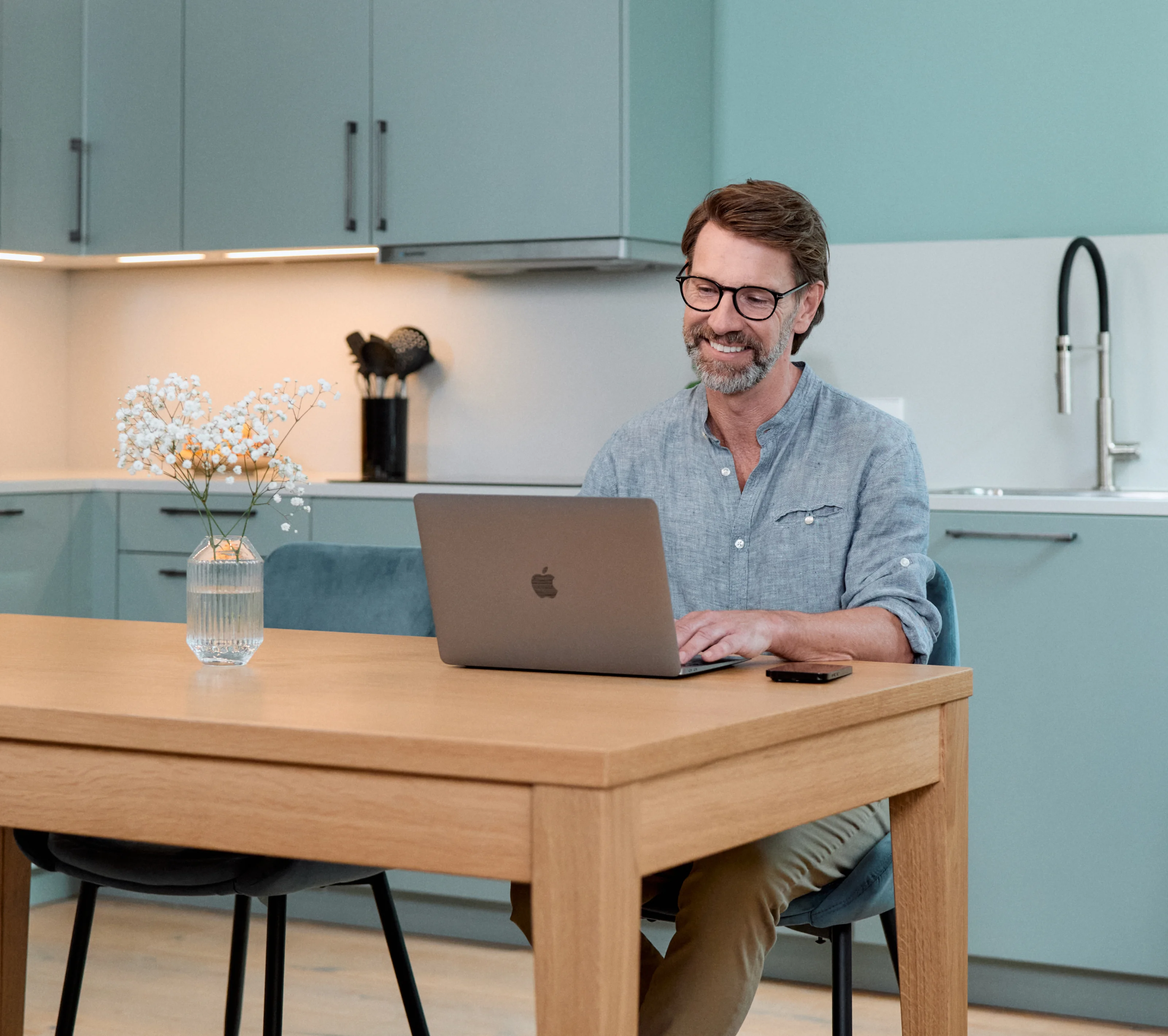 Man manages guest access from his laptop with Nuki – smart hosting from anywhere.