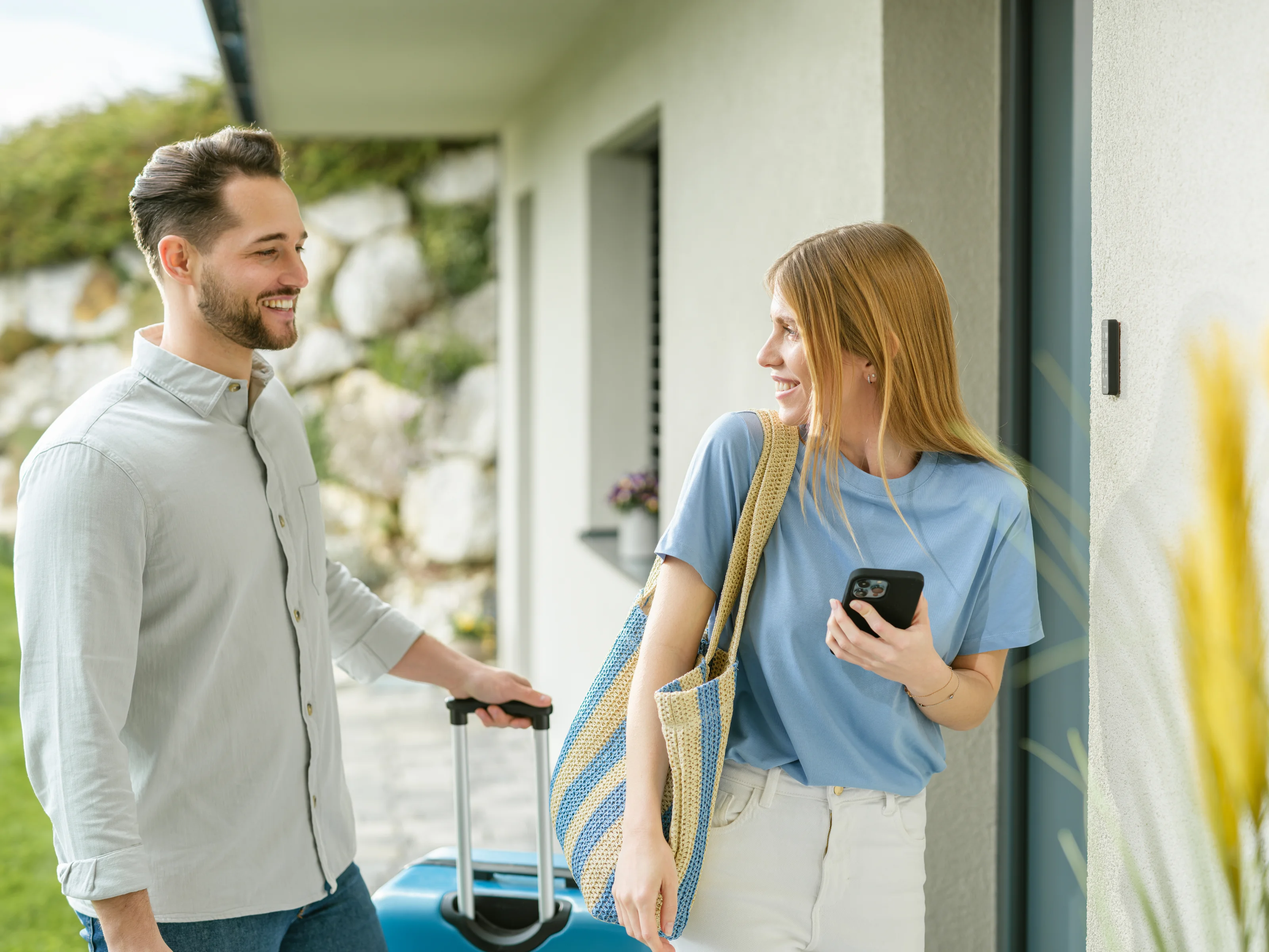 Guests arriving at a rental, ready to unlock the door with the Nuki Keypad – smart access, no keys needed.