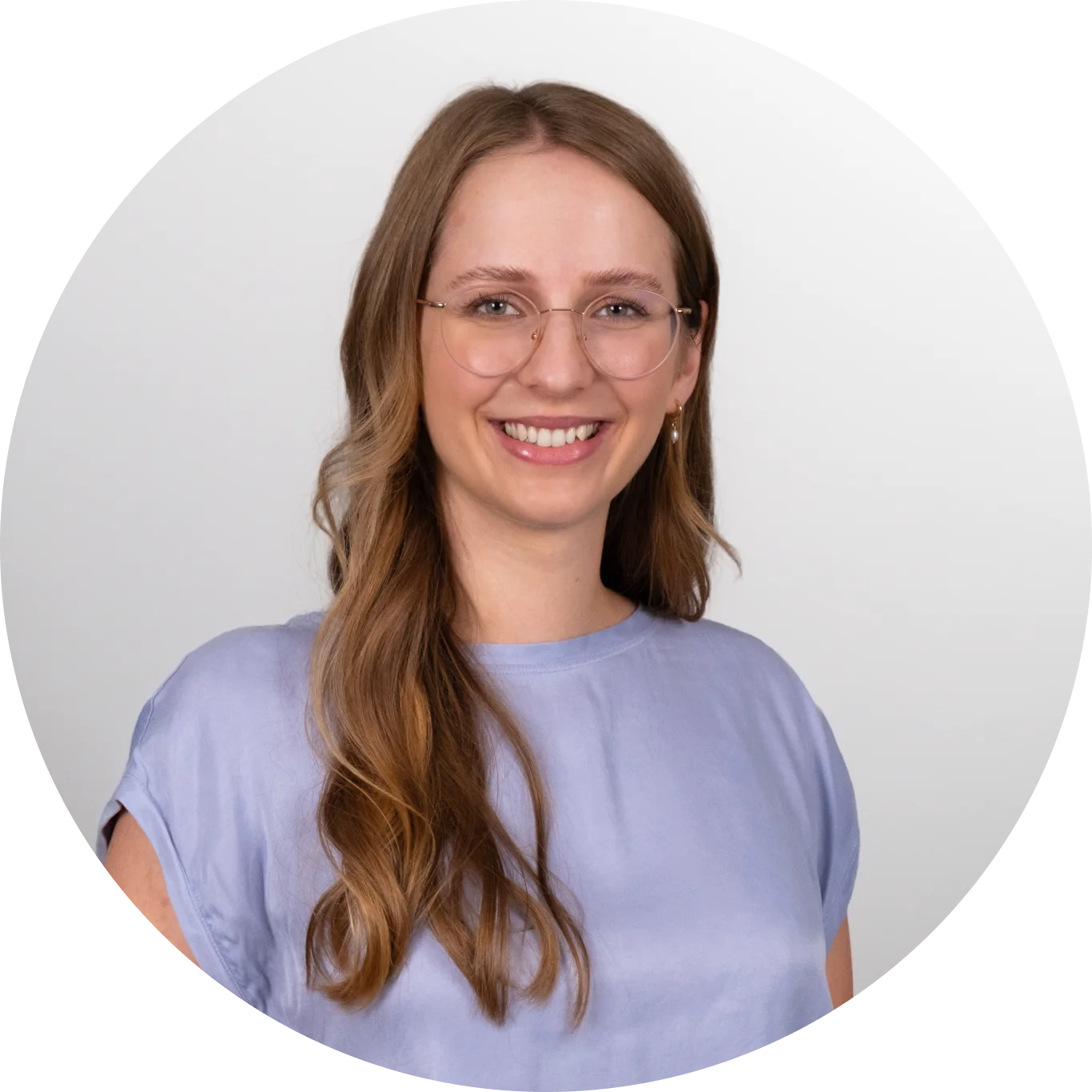 Portrait of Lisa, Talent Acquisition Manager at Nuki, smiling warmly in front of a light background.