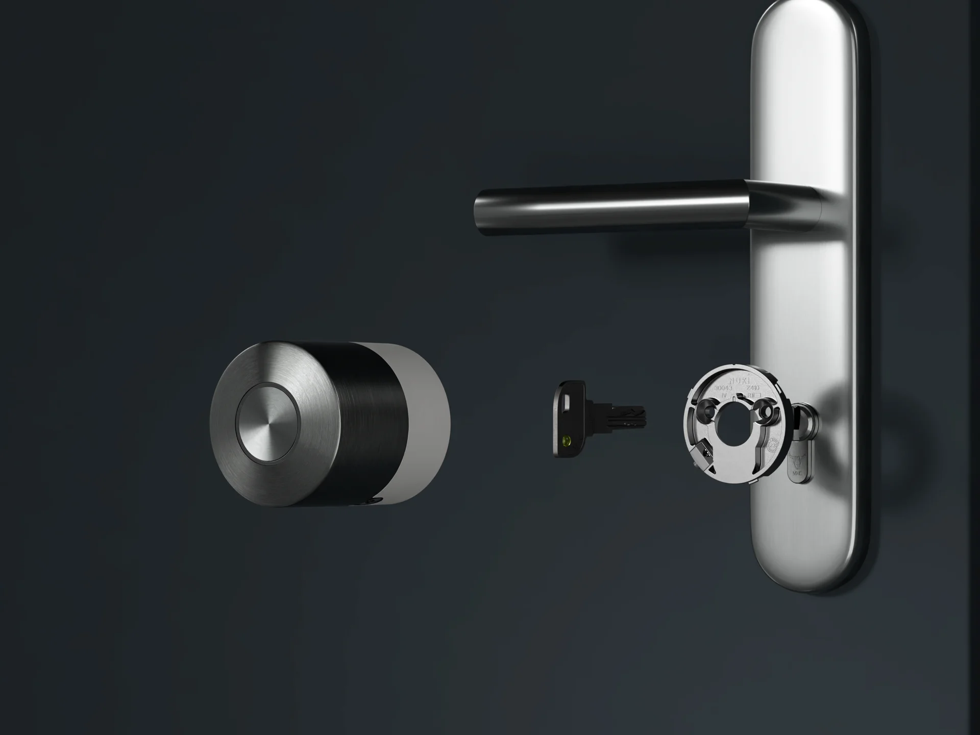 Installation of the Smart Lock Pro on the inside over key and cylinder. Door handle, cylinder , mounting plate and smart lock are visible. 