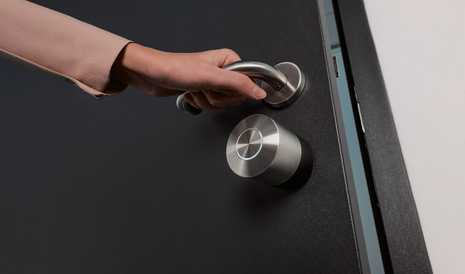 Now without cylinder change - the latest smart lock technology