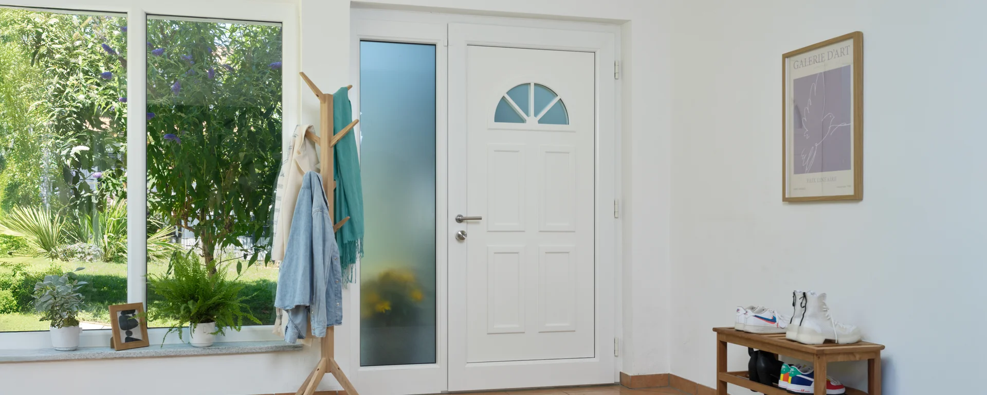 Entrance area inside a house with Smart Lock installed above the lock cylinder on the front door