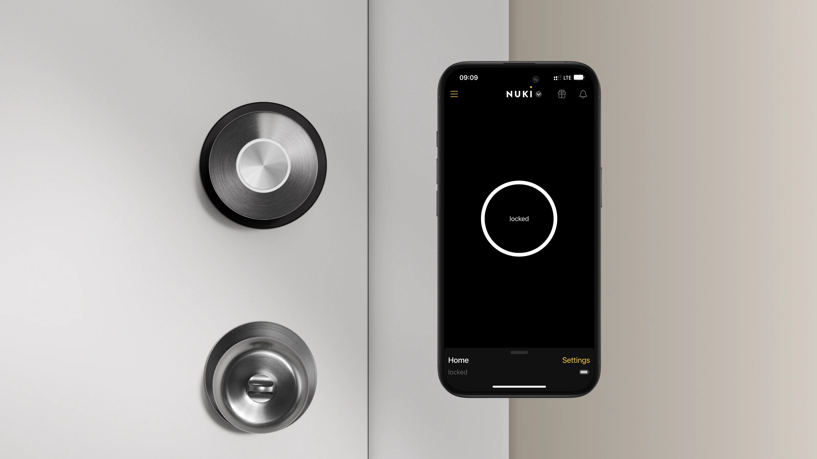 Foto pemasangan resmi saat peluncuran Nuki Smart Lock (versi gerendel satu silinder AS)