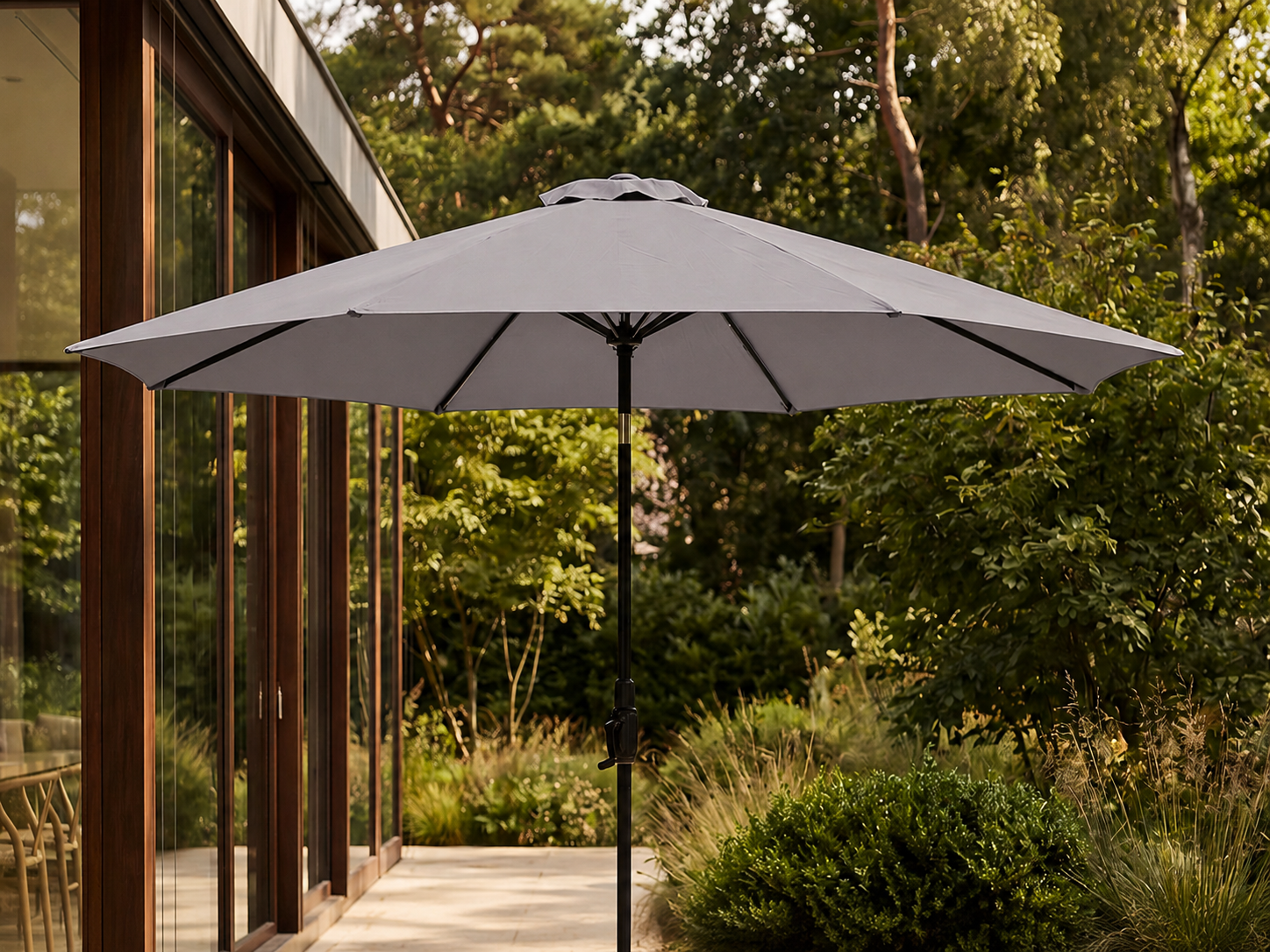 Curve Airflow hageparasoll med tilt D300cm Glassfiber ribs Mørk Taupe duk Koks ramme