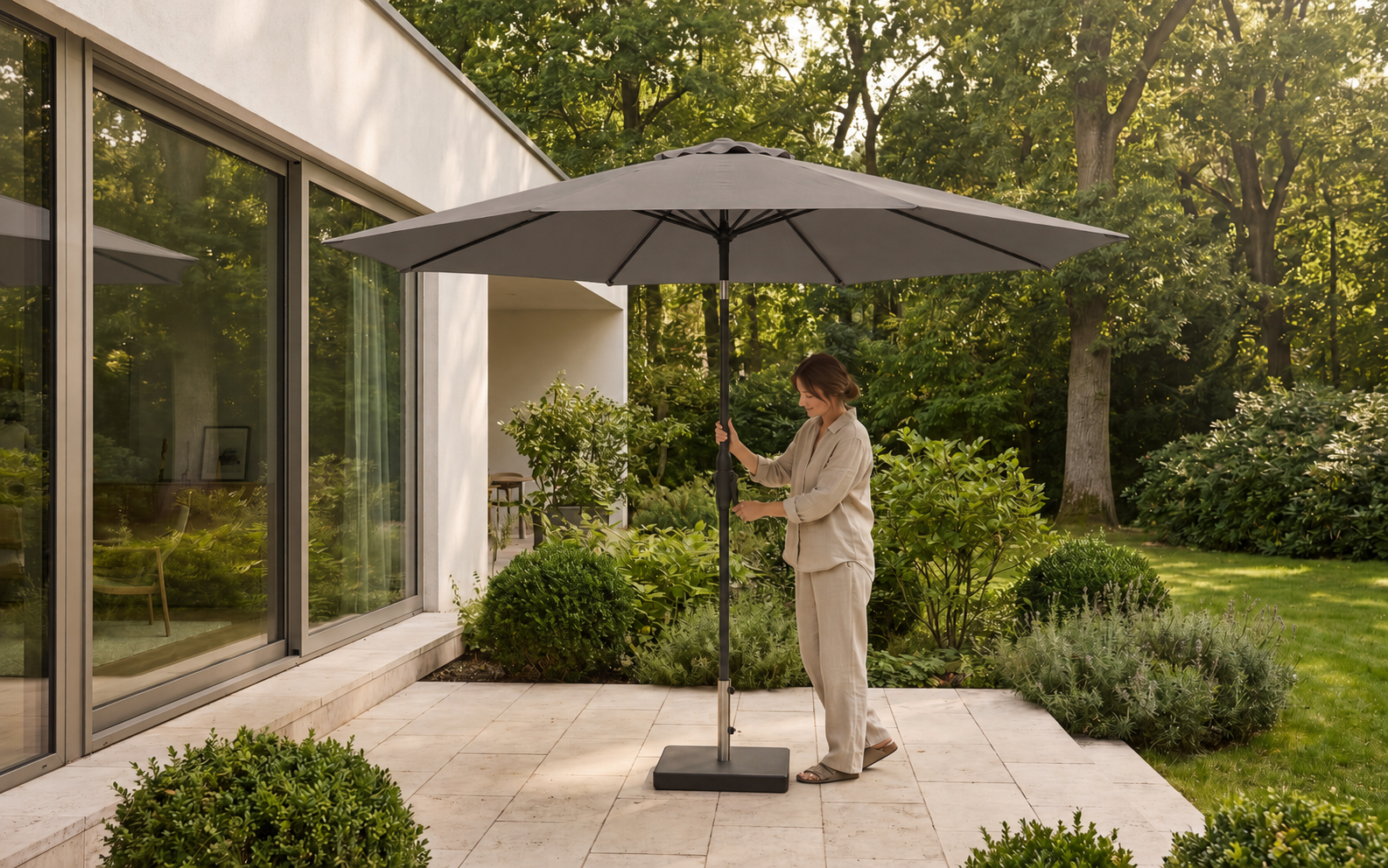 Curve Airflow hageparasoll med tilt D300cm Glassfiber ribs Mørk Taupe duk Koks ramme