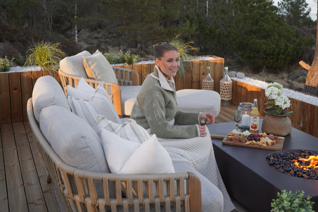 Fra naturtomt til lun uteplass med Signe loungegruppe