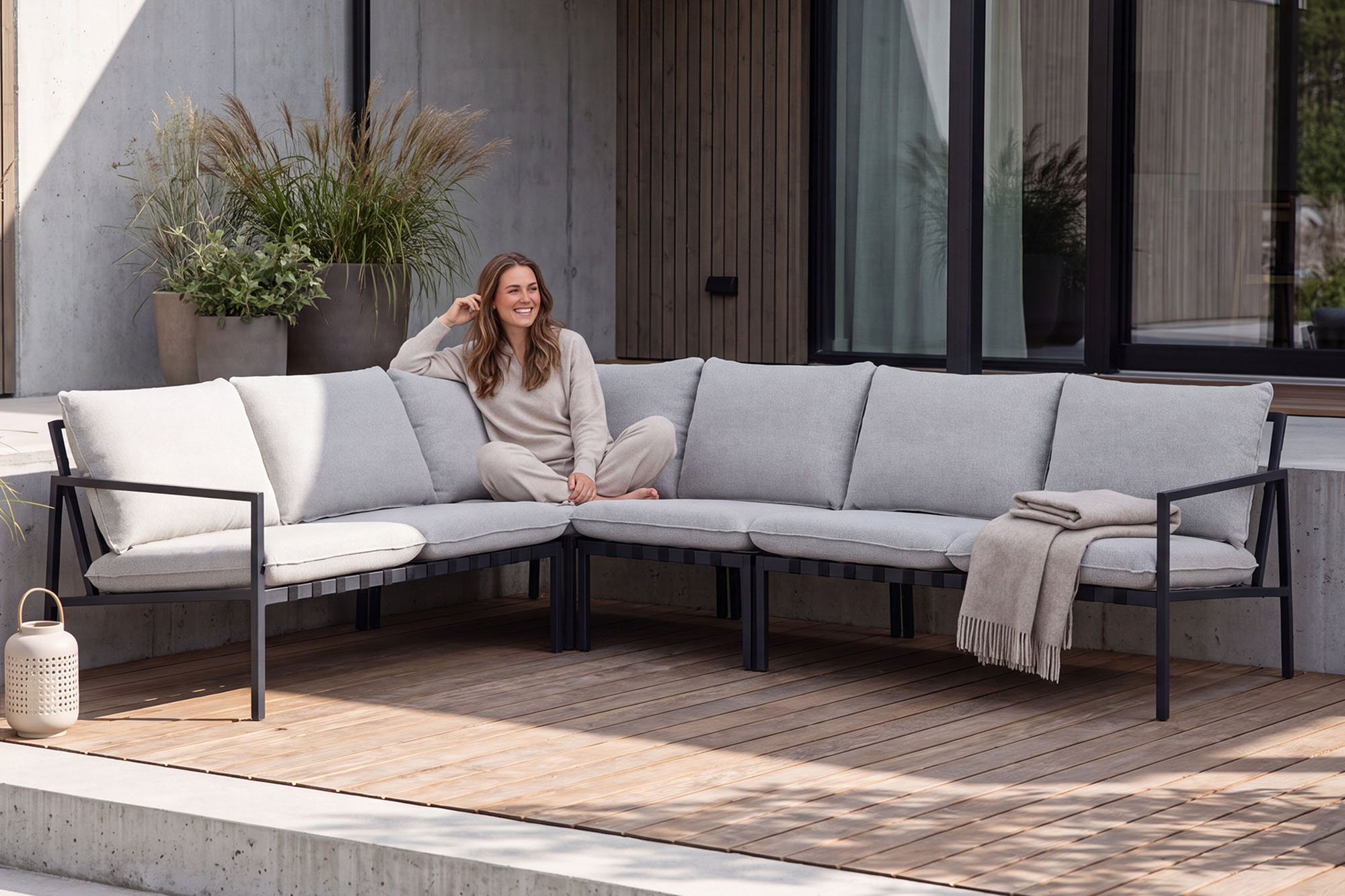 Amsterdam Hjørnegruppe 3+2 koks Alu med beige sunfab puter