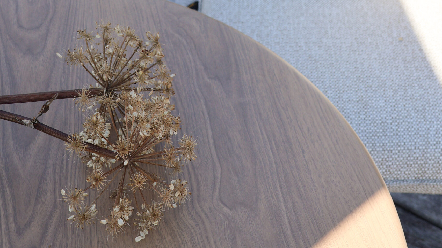 Lind rundt Spisebord D90x72 med Teak OakShield aluminium bordplate og bein.